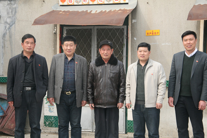 “亮身份,做表率”共产党员户挂牌活动照片
