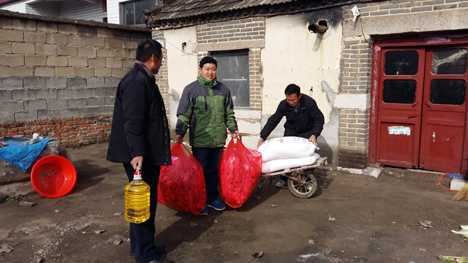 给贫困户送温暖