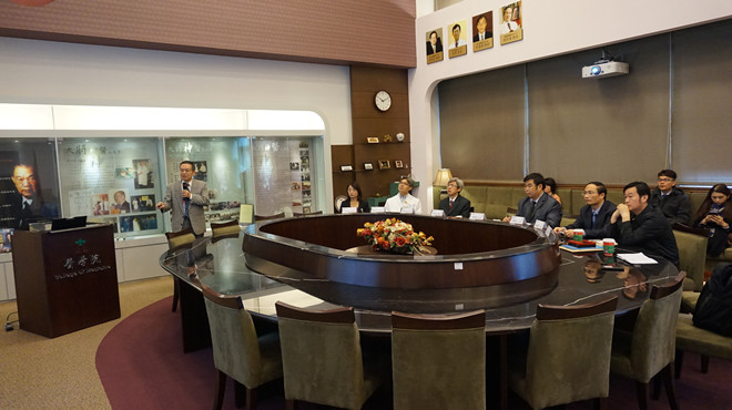 访问台北医学大学并进行座谈