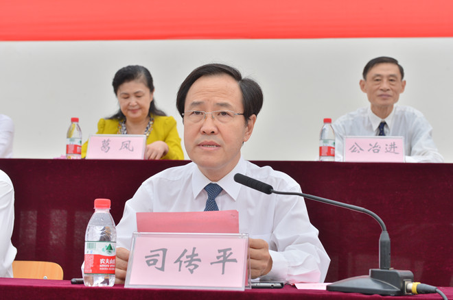 副院长司传平宣读了2015级学生军训先进集体和个人获奖名单