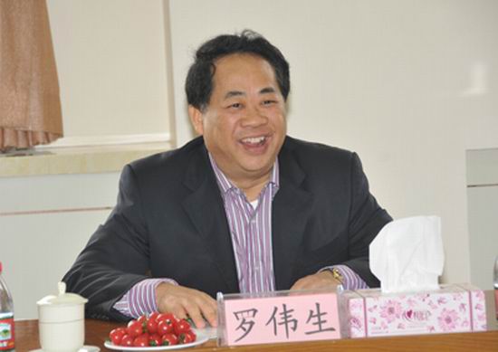 桂林医学院副院长罗伟生在会上讲话