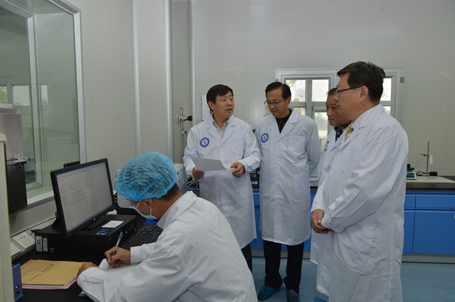 评审组专家在法医毒物分析室进行现场考核和指导