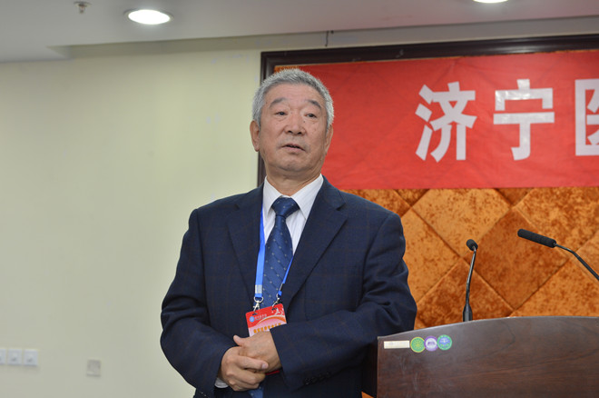 专家组副组长、哈尔滨医科大学原教务长赵士斌教授主持