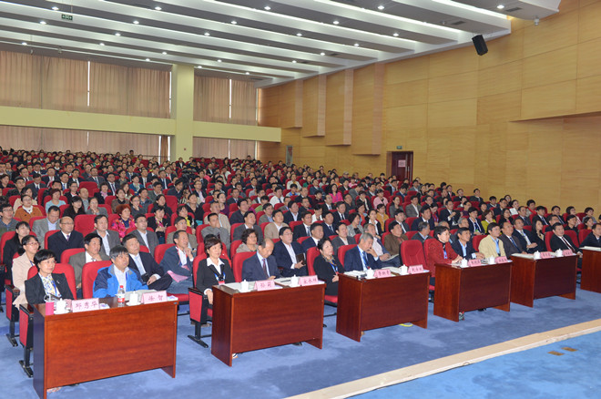 参会人员聆听报告