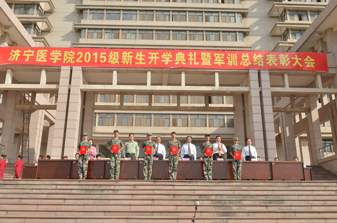 主席台就座的领导为获奖集体和个人代表颁奖